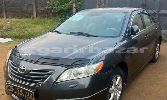 Sayi Na hannu Toyota Camry Azurfa Mota in Douala a Ƙasar Kamaru