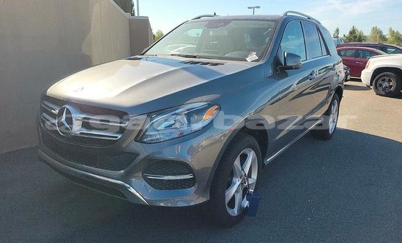 Sayi Na hannu Mercedes‒Benz ML–Class Azurfa Mota in Douala a Ƙasar Kamaru