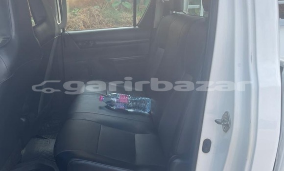 Acheter Occasion Voiture Toyota Hilux Blanc à Yaoundé, Central Cameroon Acheter Occasion Voiture Toyota Hilux Blanc à Yaoundé, Central Cameroon