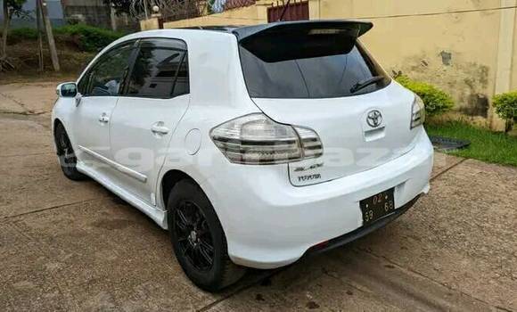 Sayi Na hannu Toyota Blade White Mota in Bafoussam a West Kamaru