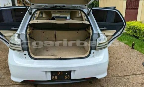 Sayi Na hannu Toyota Blade White Mota in Bafoussam a West Kamaru Sayi Na hannu Toyota Blade White Mota in Bafoussam a West Kamaru