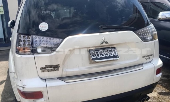 Sayi Sabo Mitsubishi Outlander White Mota in Douala a Ƙasar Kamaru Sayi Sabo Mitsubishi Outlander White Mota in Douala a Ƙasar Kamaru