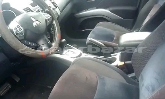 Sayi Sabo Mitsubishi Outlander White Mota in Douala a Ƙasar Kamaru Sayi Sabo Mitsubishi Outlander White Mota in Douala a Ƙasar Kamaru