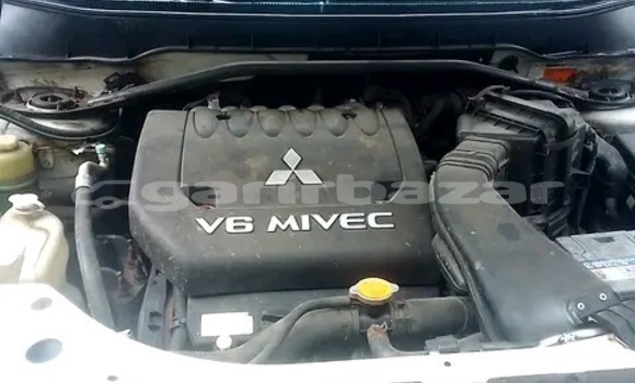 Sayi Sabo Mitsubishi Outlander White Mota in Douala a Ƙasar Kamaru Sayi Sabo Mitsubishi Outlander White Mota in Douala a Ƙasar Kamaru