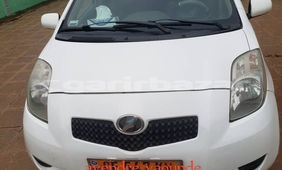 Sayi Na hannu Toyota Vitz Azurfa Mota in Douala a Ƙasar Kamaru