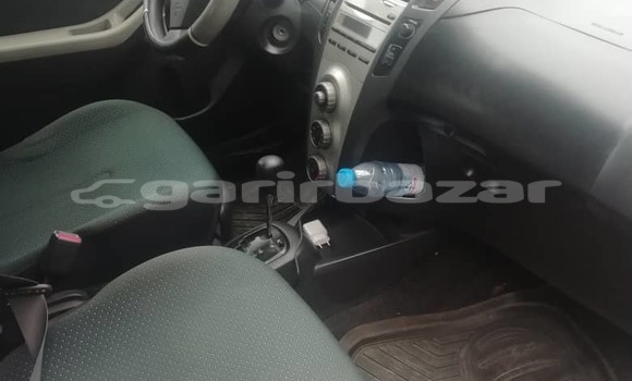 Sayi Na hannu Toyota Vitz Azurfa Mota in Douala a Ƙasar Kamaru Sayi Na hannu Toyota Vitz Azurfa Mota in Douala a Ƙasar Kamaru