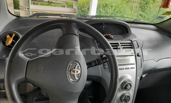 Sayi Na hannu Toyota Vitz Azurfa Mota in Douala a Ƙasar Kamaru Sayi Na hannu Toyota Vitz Azurfa Mota in Douala a Ƙasar Kamaru
