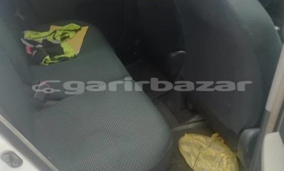 Sayi Na hannu Toyota Vitz Azurfa Mota in Douala a Ƙasar Kamaru Sayi Na hannu Toyota Vitz Azurfa Mota in Douala a Ƙasar Kamaru