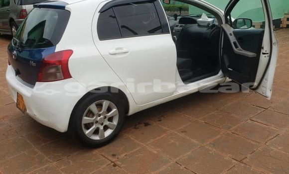 Sayi Na hannu Toyota Vitz Azurfa Mota in Douala a Ƙasar Kamaru Sayi Na hannu Toyota Vitz Azurfa Mota in Douala a Ƙasar Kamaru