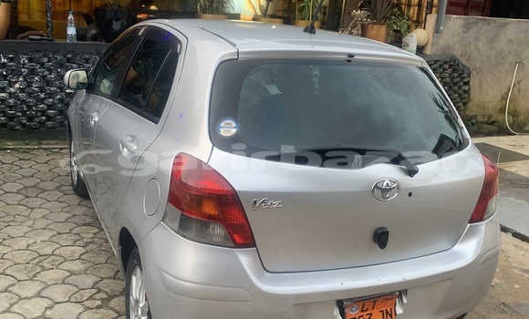 Sayi Na hannu Toyota Vitz Azurfa Mota in Douala a Ƙasar Kamaru Sayi Na hannu Toyota Vitz Azurfa Mota in Douala a Ƙasar Kamaru