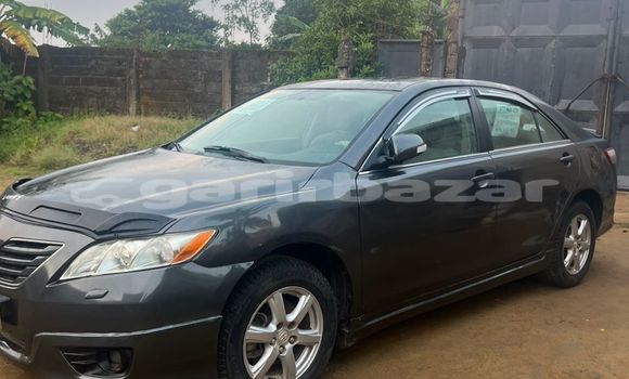 Sayi Na hannu Toyota Camry Azurfa Mota in Douala a Ƙasar Kamaru
