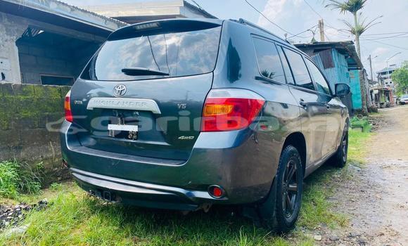 Sayi Imported Toyota Highlander Blue Mota in Douala a Ƙasar Kamaru Sayi Imported Toyota Highlander Blue Mota in Douala a Ƙasar Kamaru