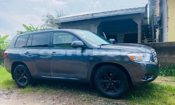 Sayi Imported Toyota Highlander Blue Mota in Douala a Ƙasar Kamaru Sayi Imported Toyota Highlander Blue Mota in Douala a Ƙasar Kamaru