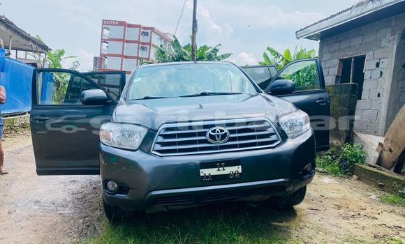 Sayi Imported Toyota Highlander Blue Mota in Douala a Ƙasar Kamaru Sayi Imported Toyota Highlander Blue Mota in Douala a Ƙasar Kamaru