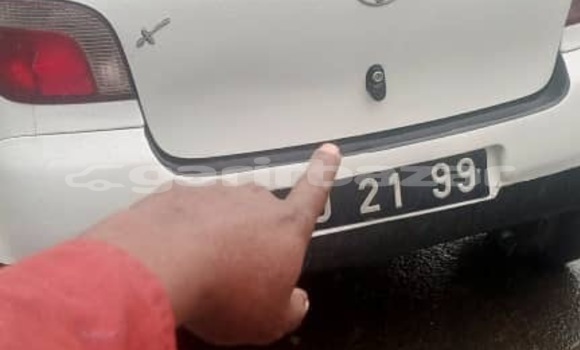 Sayi Na hannu Toyota Yaris White Mota in Douala a Ƙasar Kamaru
