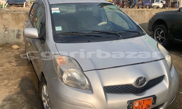 Sayi Imported Toyota Vitz Azurfa Mota in Douala a Ƙasar Kamaru Sayi Imported Toyota Vitz Azurfa Mota in Douala a Ƙasar Kamaru