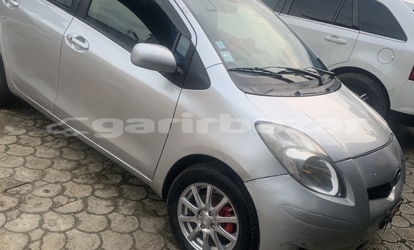 Sayi Imported Toyota Vitz Azurfa Mota in Douala a Ƙasar Kamaru Sayi Imported Toyota Vitz Azurfa Mota in Douala a Ƙasar Kamaru
