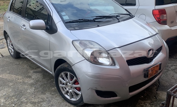 Sayi Imported Toyota Vitz Azurfa Mota in Douala a Ƙasar Kamaru Sayi Imported Toyota Vitz Azurfa Mota in Douala a Ƙasar Kamaru