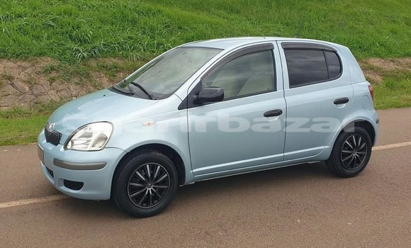 Sayi Na hannu Toyota Yaris Azurfa Mota in Douala a Ƙasar Kamaru Sayi Na hannu Toyota Yaris Azurfa Mota in Douala a Ƙasar Kamaru
