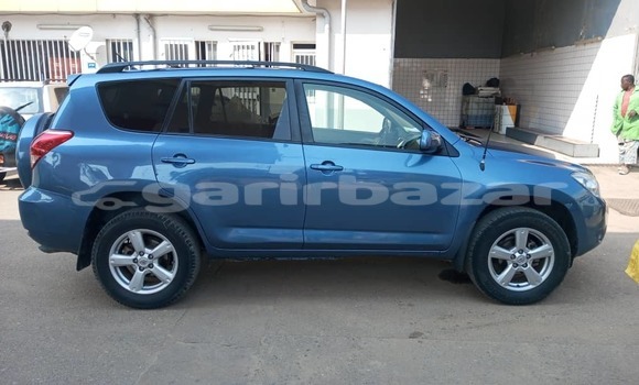 Sayi Na hannu Toyota RAV4 Blue Mota in Douala a Ƙasar Kamaru