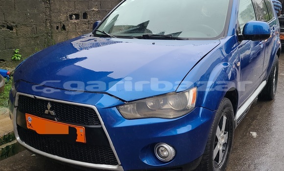 Sayi Na hannu Mitsubishi Outlander Blue Mota in Douala a Ƙasar Kamaru