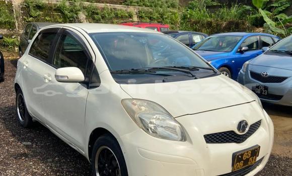Sayi Imported Toyota Vitz White Mota in Douala a Ƙasar Kamaru