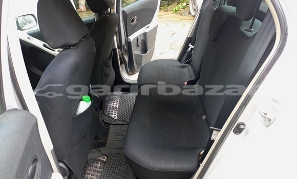 Sayi Na hannu Toyota Yaris Azurfa Mota in Douala a Ƙasar Kamaru Sayi Na hannu Toyota Yaris Azurfa Mota in Douala a Ƙasar Kamaru