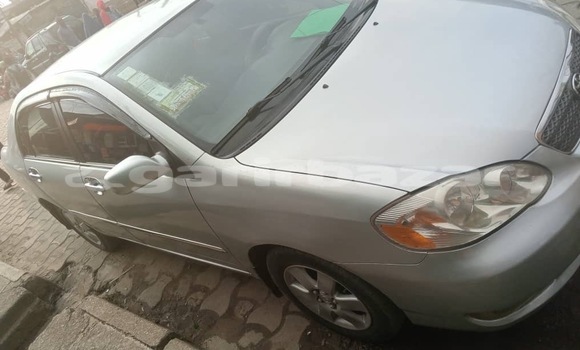 Sayi Na hannu Toyota Corolla Azurfa Mota in Douala a Ƙasar Kamaru