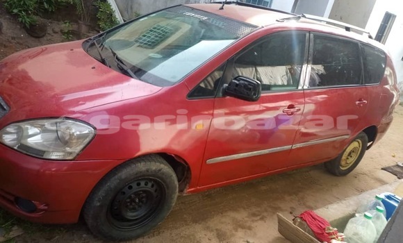 Sayi Na hannu Toyota Avensis Verso Red Mota in Douala a Ƙasar Kamaru Sayi Na hannu Toyota Avensis Verso Red Mota in Douala a Ƙasar Kamaru