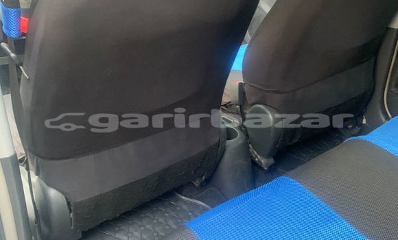 Sayi Na hannu Toyota Vitz Azurfa Mota in Douala a Ƙasar Kamaru Sayi Na hannu Toyota Vitz Azurfa Mota in Douala a Ƙasar Kamaru