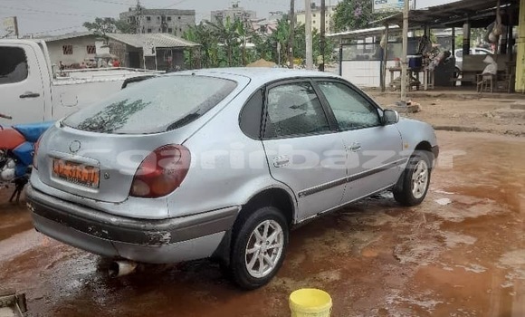 Sayi Na hannu Toyota Corolla Azurfa Mota in Douala a Ƙasar Kamaru