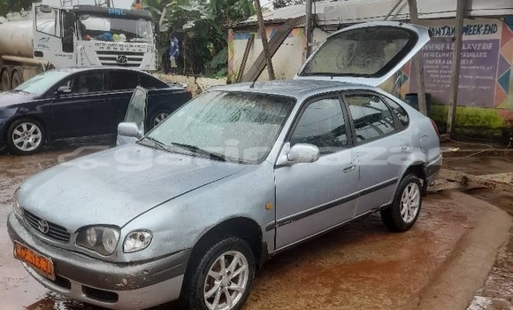 Sayi Na hannu Toyota Corolla Azurfa Mota in Douala a Ƙasar Kamaru Sayi Na hannu Toyota Corolla Azurfa Mota in Douala a Ƙasar Kamaru