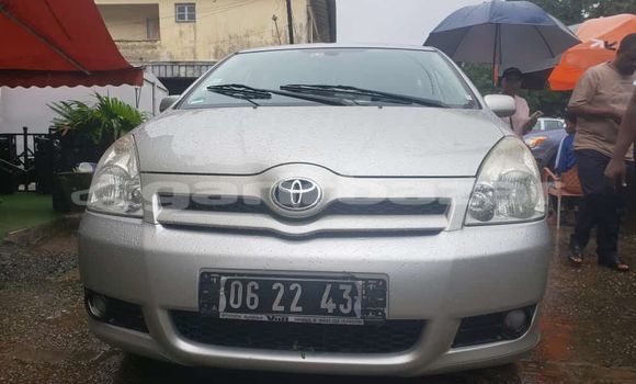 Sayi Na hannu Toyota Corolla Verso Azurfa Mota in Douala a Ƙasar Kamaru