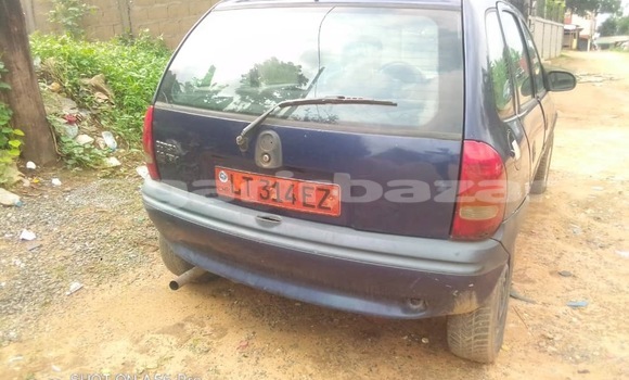 Sayi Na hannu Opel Corsa Blue Mota in Douala a Ƙasar Kamaru