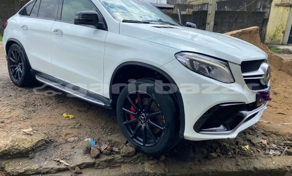 Sayi Sabo Mercedes‒Benz GLE Coupe White Mota in Douala a Ƙasar Kamaru
