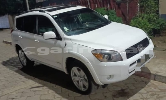 Acheter Occasion Voiture Toyota RAV4 Blanc à Douala, Littoral Cameroon Acheter Occasion Voiture Toyota RAV4 Blanc à Douala, Littoral Cameroon