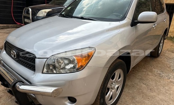 Sayi Na hannu Toyota RAV4 Azurfa Mota in Yaounde a Babban Kamaru Sayi Na hannu Toyota RAV4 Azurfa Mota in Yaounde a Babban Kamaru