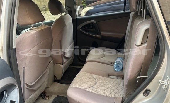 Sayi Na hannu Toyota RAV4 Azurfa Mota in Yaounde a Babban Kamaru Sayi Na hannu Toyota RAV4 Azurfa Mota in Yaounde a Babban Kamaru