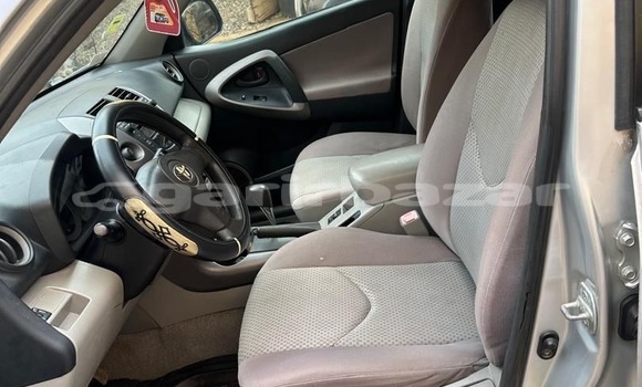 Sayi Na hannu Toyota RAV4 Azurfa Mota in Yaounde a Babban Kamaru Sayi Na hannu Toyota RAV4 Azurfa Mota in Yaounde a Babban Kamaru