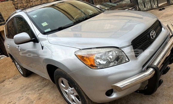 Sayi Na hannu Toyota RAV4 Azurfa Mota in Yaounde a Babban Kamaru Sayi Na hannu Toyota RAV4 Azurfa Mota in Yaounde a Babban Kamaru