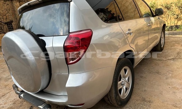 Sayi Na hannu Toyota RAV4 Azurfa Mota in Yaounde a Babban Kamaru Sayi Na hannu Toyota RAV4 Azurfa Mota in Yaounde a Babban Kamaru