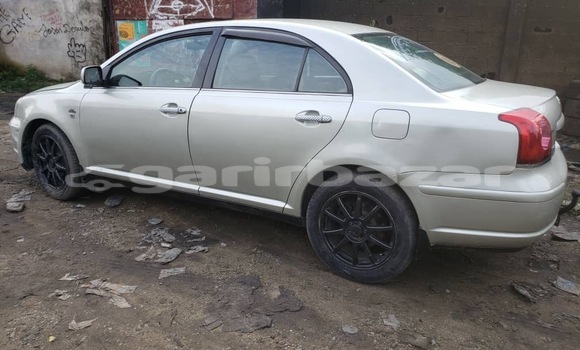 Sayi Na hannu Toyota Avensis Azurfa Mota in Douala a Ƙasar Kamaru