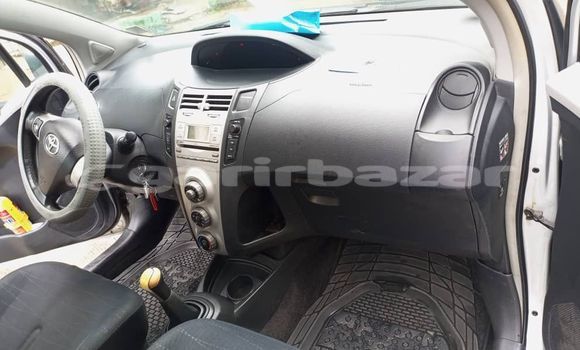 Sayi Na hannu Toyota Yaris Azurfa Mota in Douala a Ƙasar Kamaru Sayi Na hannu Toyota Yaris Azurfa Mota in Douala a Ƙasar Kamaru