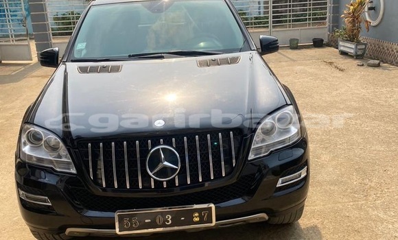 Sayi Na hannu Mercedes‒Benz ML–Class Black Mota in Douala a Ƙasar Kamaru