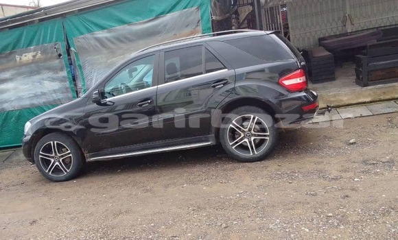 Sayi Na hannu Mercedes‒Benz ML–Class Black Mota in Douala a Ƙasar Kamaru Sayi Na hannu Mercedes‒Benz ML–Class Black Mota in Douala a Ƙasar Kamaru