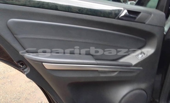 Sayi Na hannu Mercedes‒Benz ML–Class Black Mota in Douala a Ƙasar Kamaru Sayi Na hannu Mercedes‒Benz ML–Class Black Mota in Douala a Ƙasar Kamaru