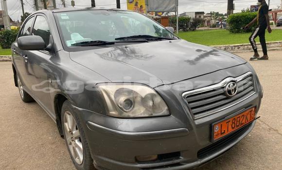 Sayi Na hannu Toyota Avensis Azurfa Mota in Douala a Ƙasar Kamaru