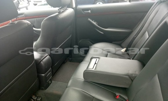 Sayi Na hannu Toyota Avensis Black Mota in Douala a Ƙasar Kamaru