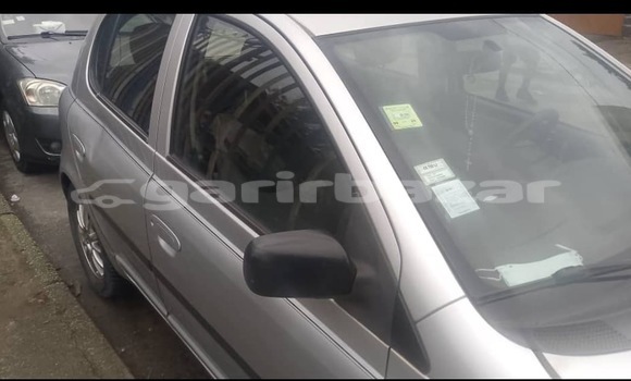 Sayi Sabo Toyota Yaris Azurfa Mota in Douala a Ƙasar Kamaru Sayi Sabo Toyota Yaris Azurfa Mota in Douala a Ƙasar Kamaru