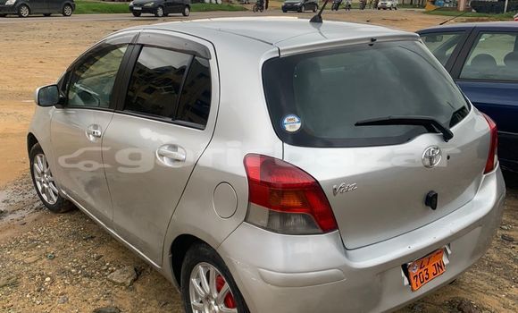Sayi Imported Toyota Vitz Azurfa Mota in Douala a Ƙasar Kamaru Sayi Imported Toyota Vitz Azurfa Mota in Douala a Ƙasar Kamaru